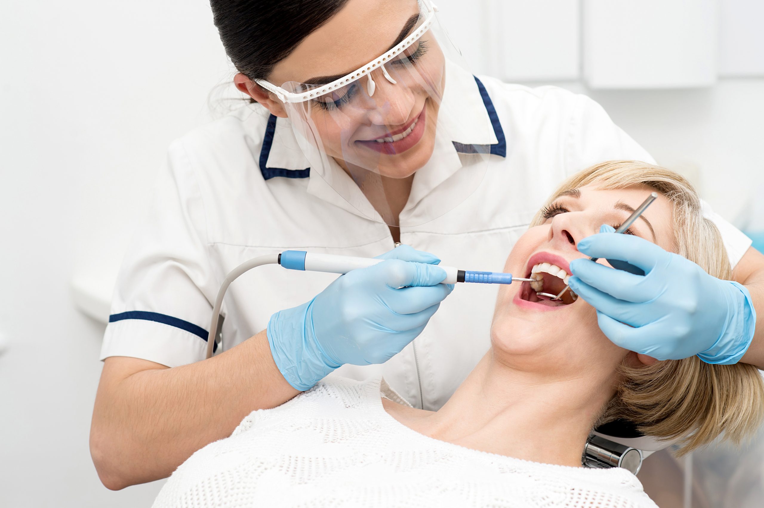 Лечение зуба какой врач. Профессиональная гигиена полости. Терапия стоматология. Зубы стоматолог. Медсестра стоматолог.